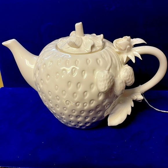 Grace’s Teaware Other - Grace’s Teawear Strawberry Rose Vine Teapot